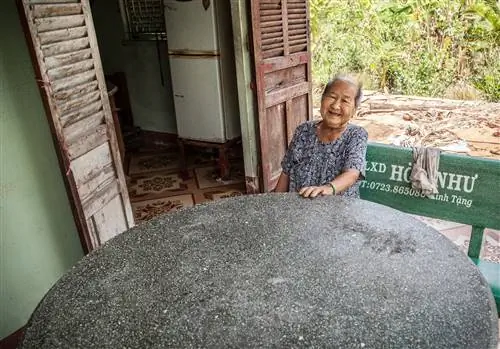 Заводчик бирманских питонов отдыхает дома.