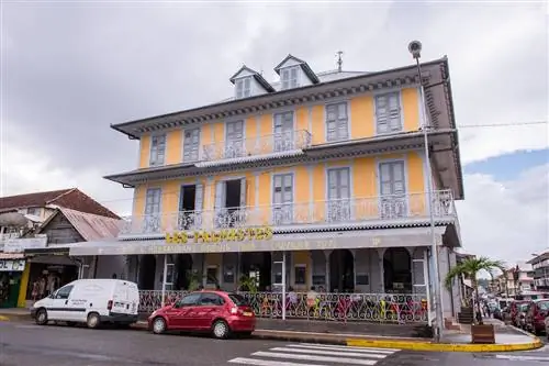 Желтое колониальное здание во Французской Гвиане