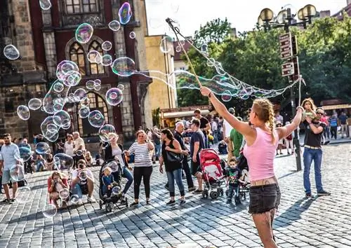 Уличный художник, пускающий мыльные пузыри на Староместской площади в Праге