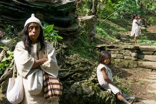 Коги Мама, духовный лидер племени коги возле своего дома.