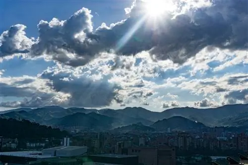 Полуденный вид на центр Медельина в долине Абурра.