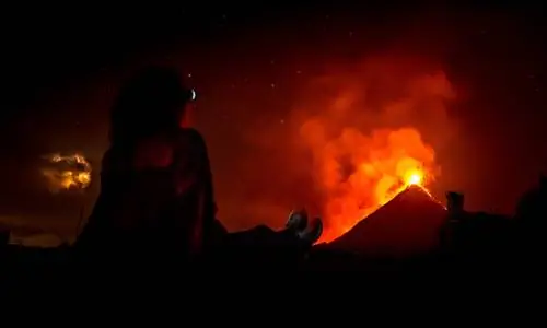 Вулкан Фуэго, расположенный недалеко от Антигуа, Гватемала, является очень активным вулканом. Если вам повезет, есть хороший шанс увидеть его полную ярость.