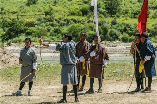 Стрельба из лука - национальный вид спорта Бутана, которым занимаются люди всех возрастов.
