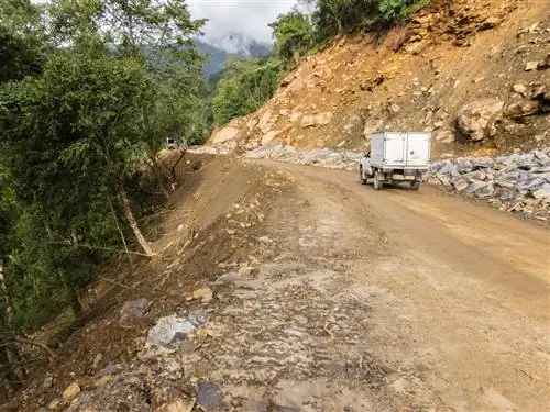 Одна из печально известных дорог Бутана