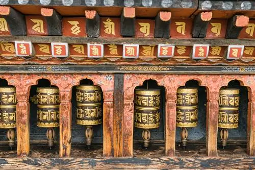 Ряд молитвенных колес в Тхимпху