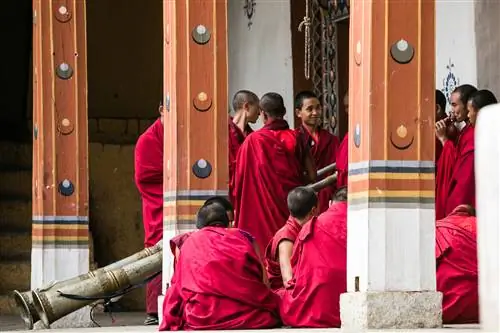 Молодые монахи играют на дунгчене (тибетском рожке) в Тхимпху Дзонг.