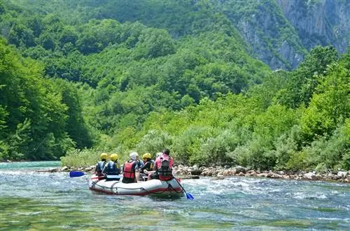 Люди сплавляются по реке Тара в Черногории