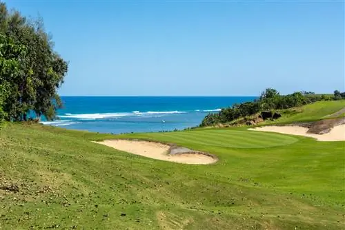 Поле для гольфа с прекрасным видом на бирюзовый океан на Кауаи, Гавайи