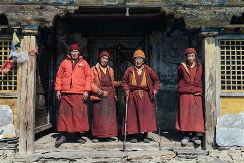 Четверо старых монахов-хранителей Му Гомпа - Долина Цум.