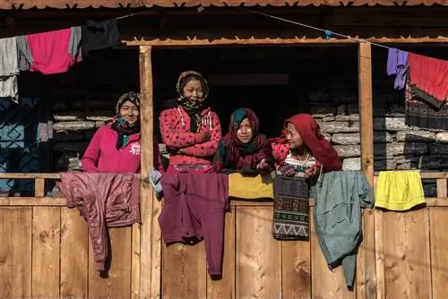 Молодые женщины отдыхают перед работой ранним утром - деревня Самагаон.