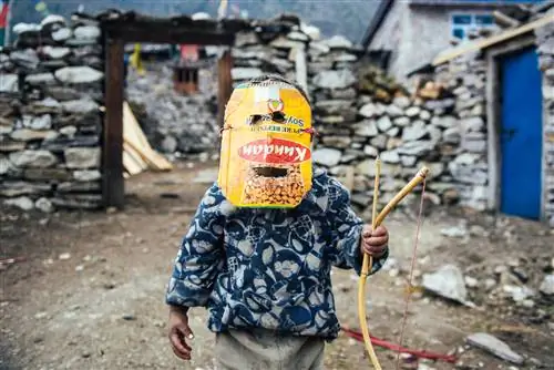 Молодой мальчик позирует с луком и стрелами - деревня Самагаон.