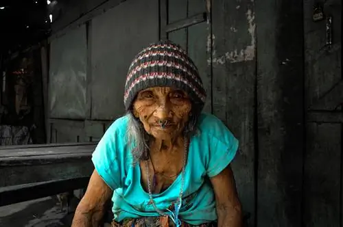 Старушка тихонько позирует для своего фото - Рыбачок.