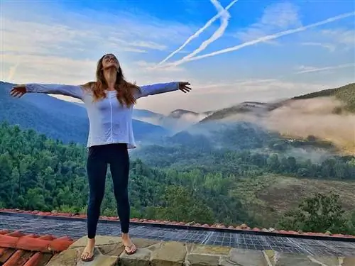 одинокая путешественница в монастыре Эремито