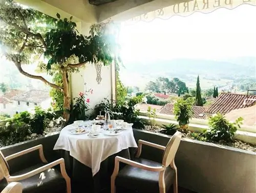 Стол для завтрака с видом и зеленью во Франции