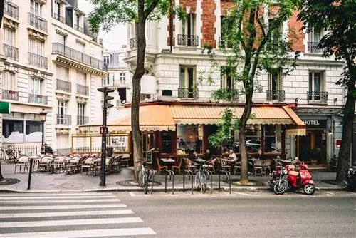Уютная улица с кофейными столиками в квартале Монмартр в Париже, Франция