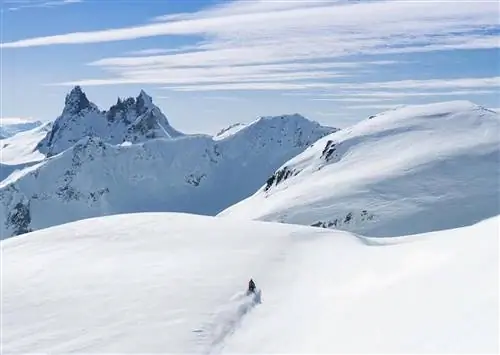 Водитель снегохода Блэккомб покоряет величественные белые горы