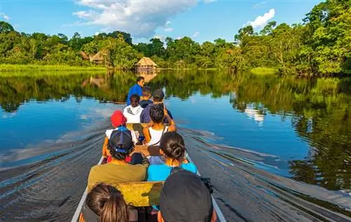 Передвижение на каноэ по рекам бассейна Амазонки в национальном парке Ясуни, Эквадор.