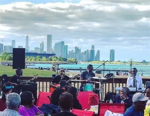 Группа играет на пирсе 31 в Чикаго