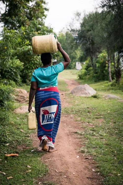 Кенийская фермерша Кристин Нахумича часто начинает свой день, прогуливаясь до 30 минут от своего дома, чтобы набрать пресной воды, необходимой ее семье для приготовления пищи, питья и стирки в течение дня.
