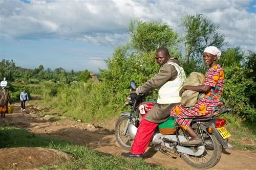 Джулиана Вавомба отправляется в утреннюю часовую поездку на мотоцикле на такси до ближайшего рынка.