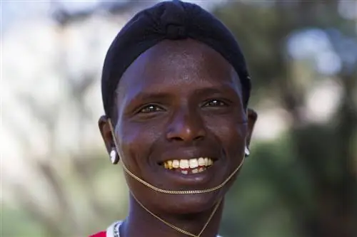 Деревня Нгурунит, окруженная панорамным видом на горный массив Ндото, представляет собой великолепный район земли Самбуру. С первых нескольких минут, когда мы въехали в город, я был очарован, и казалось, что этот район никогда не терял своего волшебного света. Джеймс, наш проводник, самбуру-моран (воин), чья традиционная обязанность - защищать свою общину и домашний скот. Утром мы рано встретились с ним и другим нашим гидом Дэвидом, чтобы начать наш полный день похода на одну из близлежащих гор, Ладиру. Там нет проложенных троп, вместо этого мы пробивались через колючие кусты и карабкались по почти вертикальной скале в течение пяти часов. Фото автора.