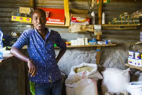 Владелец магазина в городе Нгурунит, продававший широкий ассортимент товаров, от кокосового масла до сигарет. Мы остановились в его магазине, чтобы запастись дополнительными бутылками с водой (на самом деле никогда не бывает достаточно), прежде чем снова отправиться в путь, заработав этот его дружелюбный портрет. Фото автора.