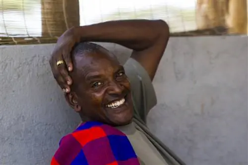 Перед восхождением на гору Ололокве мы разбили лагерь в лагере Сабаче, великолепном и почти устрашающе пустом кемпинге у подножия горы. Поскольку на главной дороге не было указателей, мы несколько раз проезжали поворот, прибыв как раз в тот момент, когда солнце садилось над золотыми деревьями и палатками для сафари. Даниэль, изображенный здесь, горячо приветствовал нас, и от него мы узнали, что за последние два месяца была только одна другая группа посетителей. Не обращая на это внимания, он и другие самбуру, заботившиеся о лагере, сидели допоздна, наслаждаясь рассыпным табаком и шутя возле нашей палатки. Мы поразились тому, сколько невероятных мест, подобных этому, должно быть в Кении, куда никто не ходит, и почему это казалось таким секретом. Фото автора.