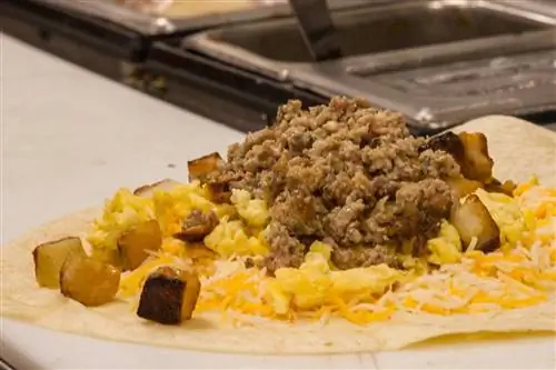 Буррито на завтрак в ресторане Scott's Kitchen в Канзас-Сити, штат Миссури.