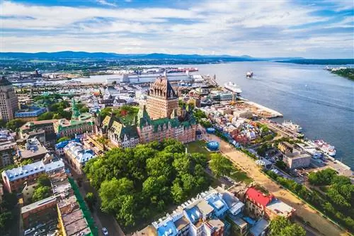 Вид с воздуха на отель Chateau Frontenac и Старый порт в Квебеке, Канада