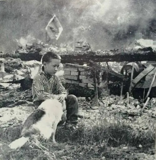Мальчик из «Сынов свободы» сидит у пепла своего сгоревшего дома, 1962 год. Фото Джорджа Диака.