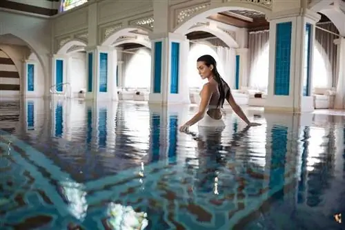 Женщина в бассейне в роскошном спа-салоне Jumeirah