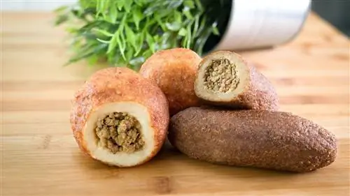 стопка из четырех алькапуррий, фаршированных говяжьим фаршем на разделочной доске - пуэрториканская еда