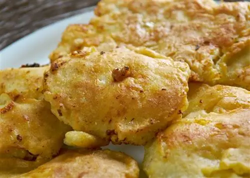 жареный Bacalaitos на белой тарелке - пуэрториканская еда