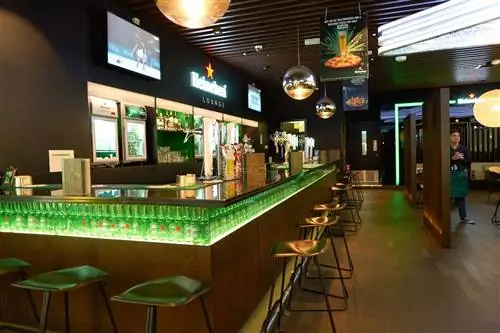 Зал Heineken в аэропорту Дубая