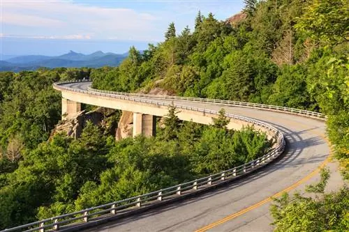 Виадук Blue Ridge Linn Cove Parkway в западной части Северной Каролины
