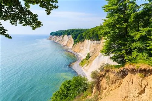 Меловые скалы и синее море на острове Рюген, Балтийское море, Германия