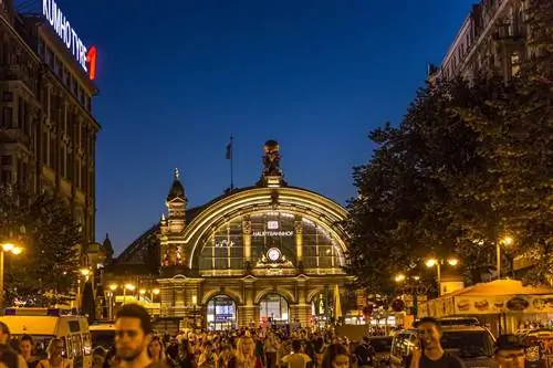 люди наслаждаются ежегодной вечеринкой Bahnhofsviertel во Франкфурте