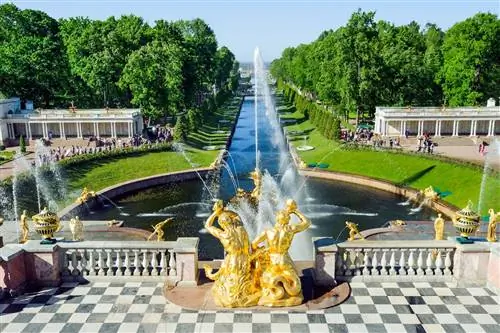 Большой каскад фонтанов в Петергофе, Россия