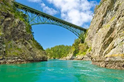 Мост Deception Pass Bridge, соединяющий остров Уидби с островом Фидальго в американском штате Вашингтон.