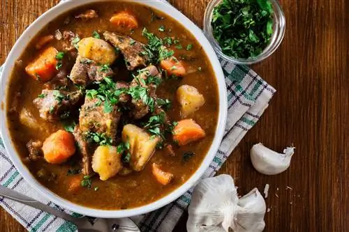 Ирландское рагу из говядины, картофеля, моркови и зелени