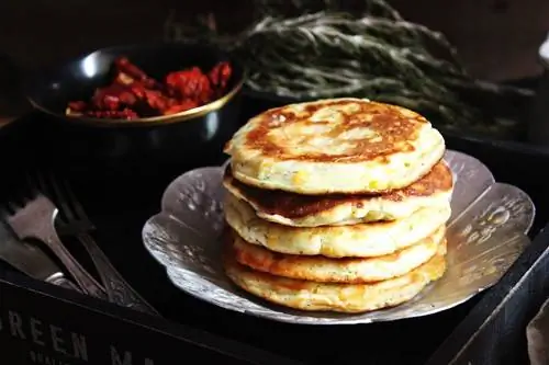 Сырно-кукурузные оладьи с розмарином