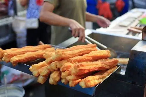 длинные жареные пончики