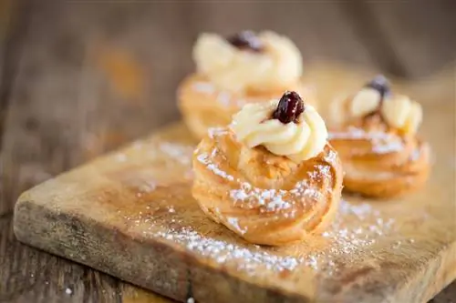 Вкусная домашняя выпечка Zeppole, типичная для юга Италии