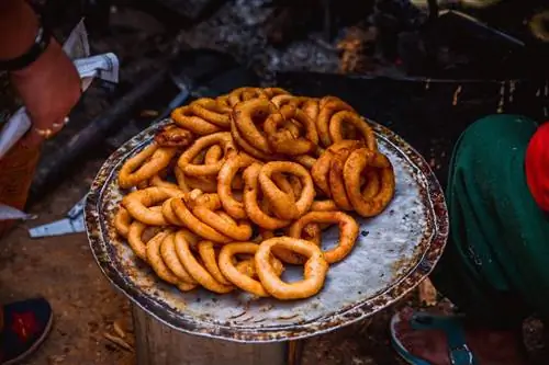 Sel roti - традиционный домашний непальский сладкий пончик из рисового хлеба в форме кольца.