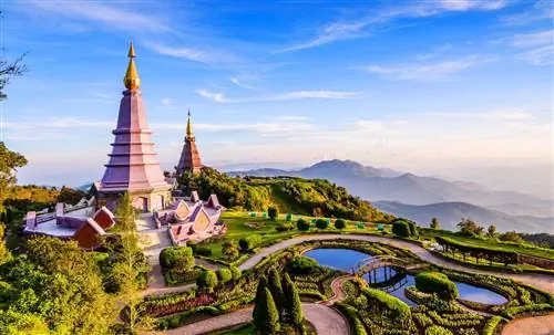 Пейзаж двух пагод на вершине горы Интанон, Чиангмай, Таиланд