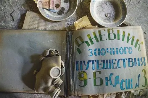 Противогаз и школьная тетрадь