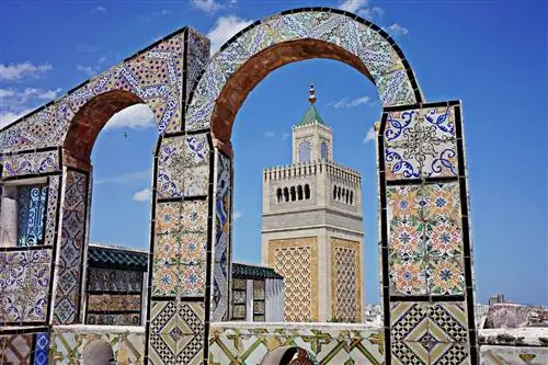 Вид на мечеть Аль-Зайтуна или мечеть Зитуна с соседней крыши в Медине Туниса.