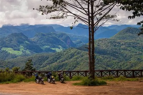 Мотоциклы и вид на петлю Мае Хонг Сон, Таиланд