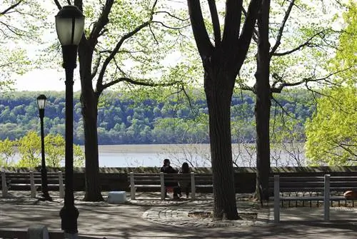 Вид на реку Гудзон в парке Форт-Трион в Нью-Йорке.