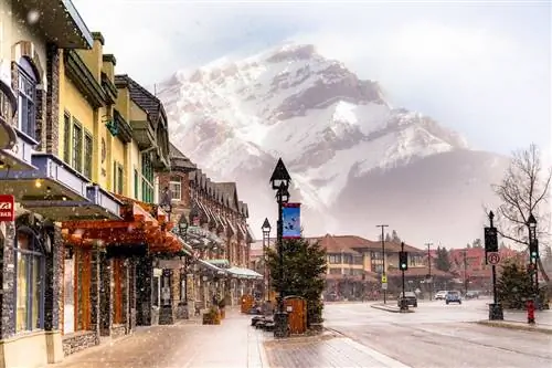 Вид на оживленную улицу в Банфе, Канада